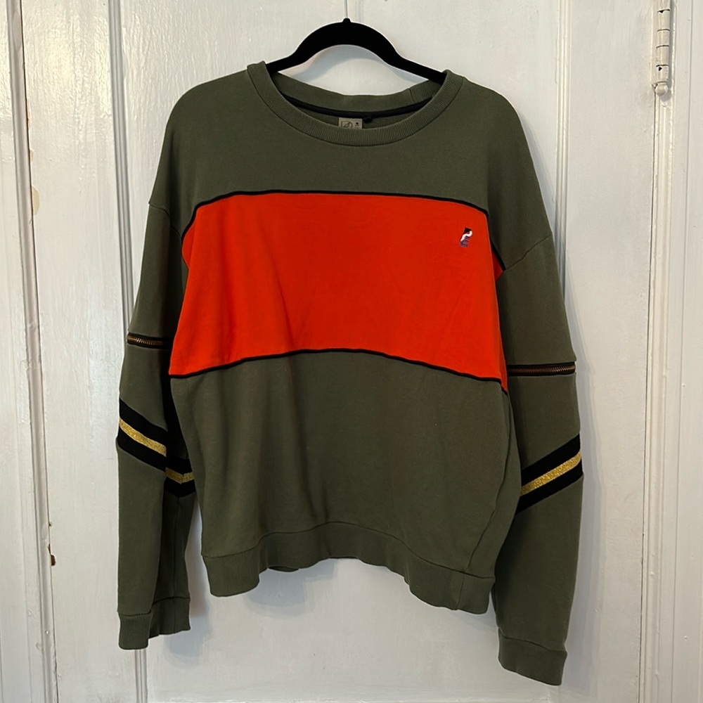 PE sweatshirt. Aleves can zip off